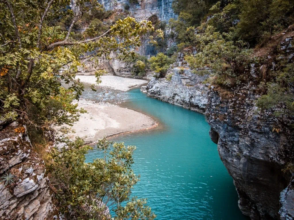 Osum Canyon nahe Berat Albanien mit türkisblauem Wasser
