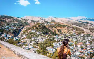 Impresionante paisaje albanés con casas tradicionales e impresionantes vistas de las montañas, perfecto para los amantes de la aventura y la naturaleza.