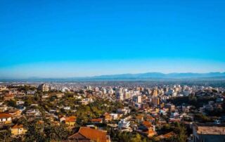Panorama montañoso con vistas a Tirana, Albania, bajo un cielo azul brillante, incrustado en el fascinante paisaje albanés, ideal para los amantes de la naturaleza y los interesados en la cultura.