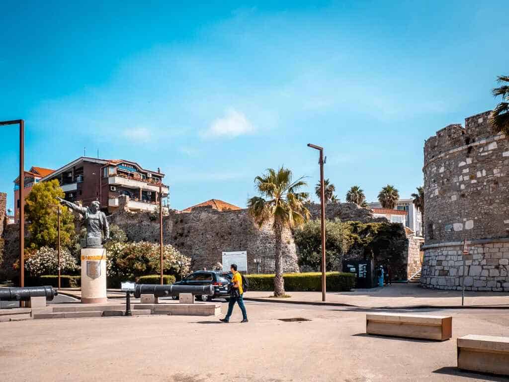 Venezianischer Turm Durres mit Resten der Stadtmauer