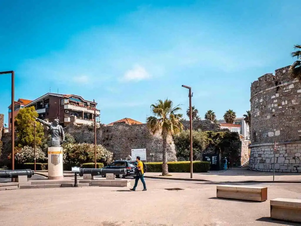 Durres bezienswaardigheden Venetiaanse toren met overblijfselen van de stadsmuur