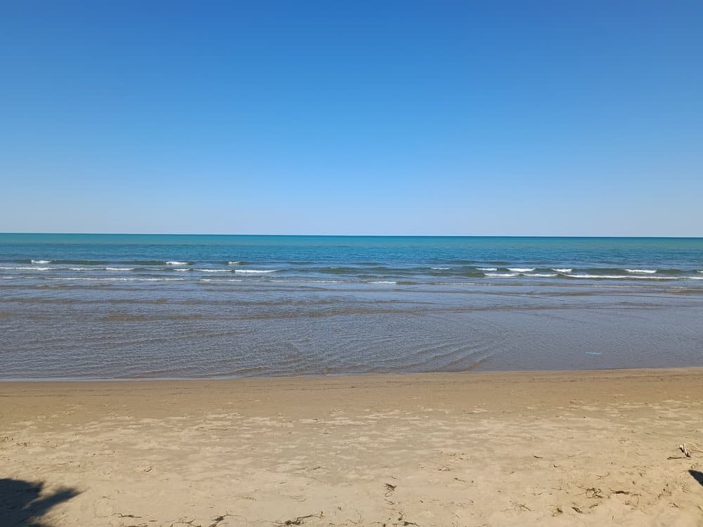Relaksująca plaża na wybrzeżu Adriatyku w Albanii, idealna na wakacje, słońce i morze. Idealne miejsce dla poszukiwaczy przygód i osób szukających relaksu w Albanii.