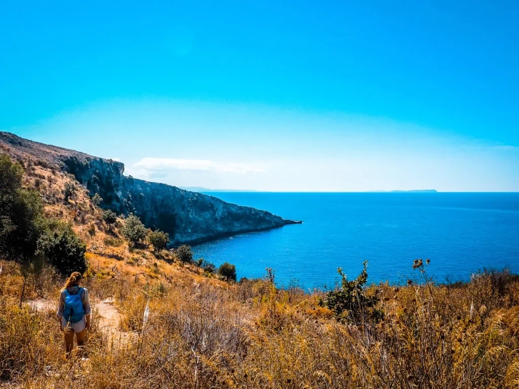 De wandeling naar het strand van Filikuri Albanië