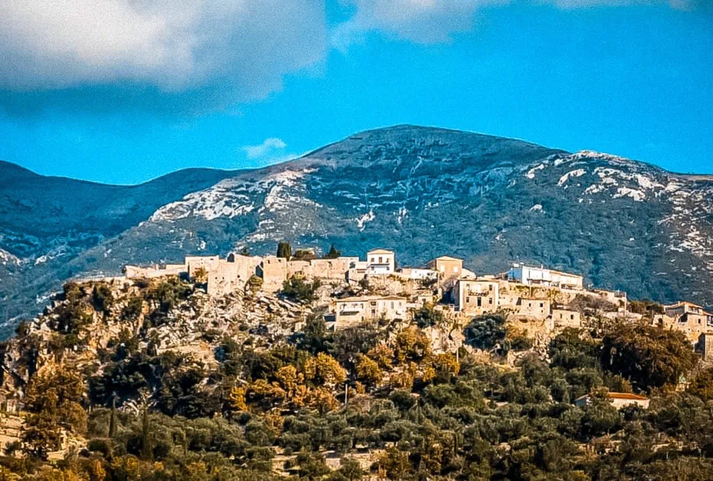 Het fort van Himara Albanië op de heuvel boven de stad