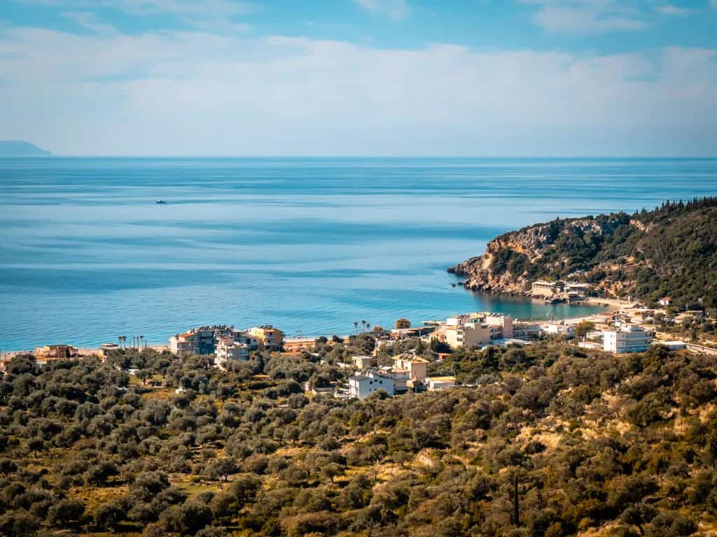 Livadhi - eine kleine Siedlung am Meer mit Olivenhainen
