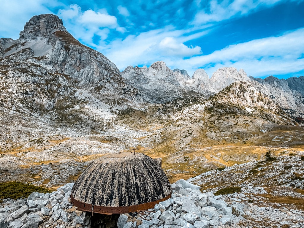 Peaks of the Balkans Wanderung Vusanje Theth vorbei an Bunker Grenzgebiet Albanien Montenegro