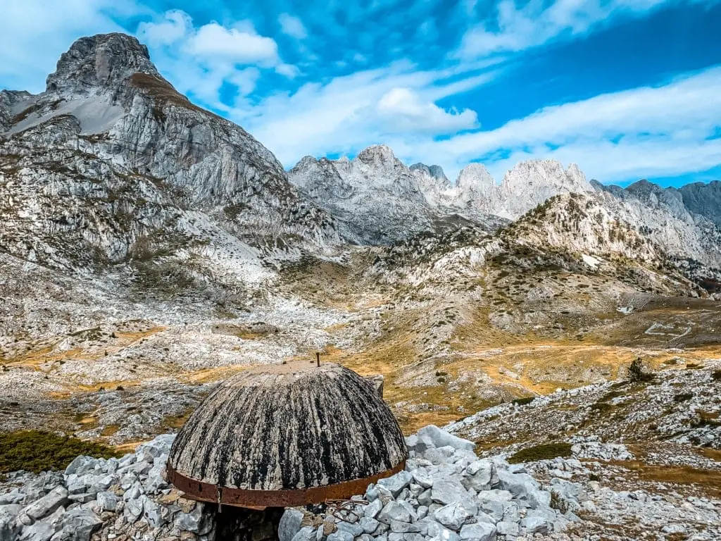 Peaks of the Balkans Wanderung Vusanje Theth vorbei an Bunker Grenzgebiet Albanien Montenegro
