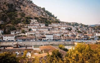 Adventure Albania, pintoresco pueblo de montaña con casas tradicionales y una naturaleza impresionante. Perfecto para viajes de descubrimiento y experiencias en la naturaleza en Albania.