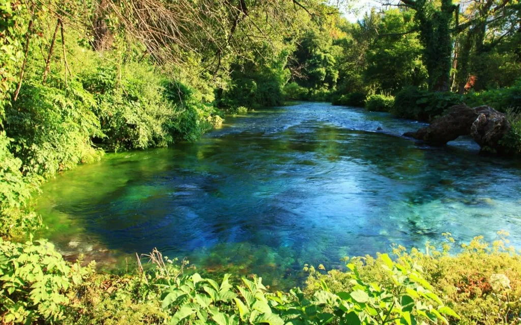 BlueEye-Saranda_Syri_i_Kalter, Karstquelle mit strahlend blauem Wasser nahe Saranda, Albabnien