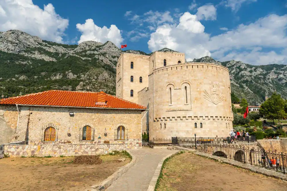 Historisch kasteel in Albanië met uitzicht op de bergen, typerend voor de culturele diversiteit en geschiedenis van het land. Perfect voor avonturen en verkenningen in Albanië.
