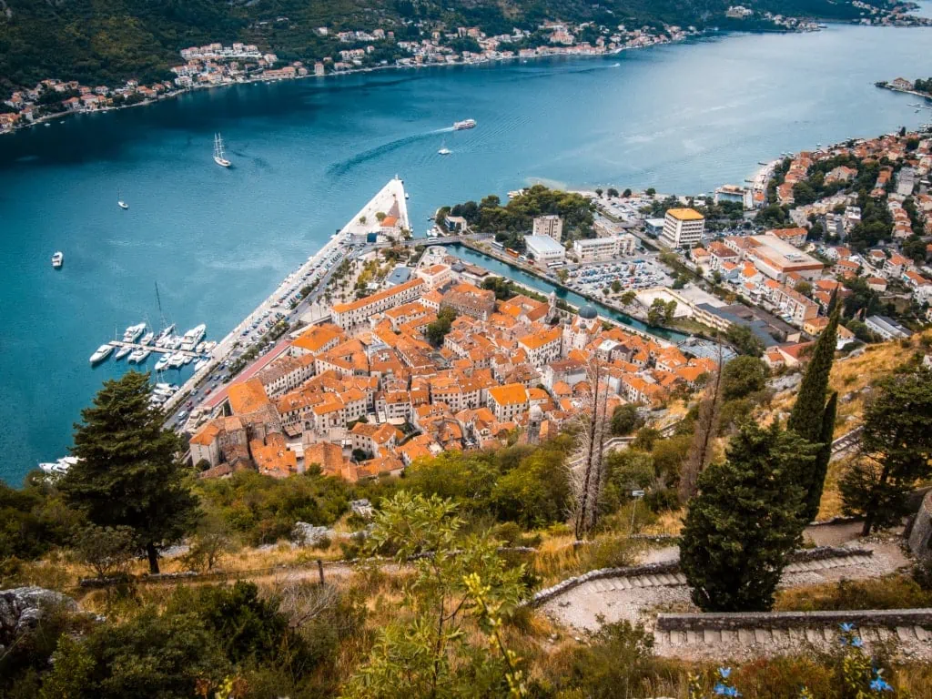 Vakantie Kotor Montenegro - oude stad omringd door muren in de baai