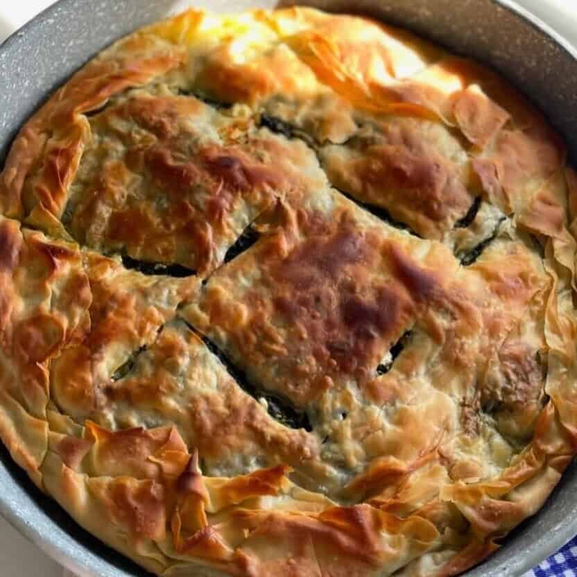 Byrek ist ein klassisches albanisches Blätterteiggericht (oft mit Filo-/Yufkateig), das meist mit Spinat und Feta, Hackfleisch oder Zwiebeln und Tomaten gefüllt wird. Es ist knusprig, herzhaft und schmeckt warm oder kalt. 
