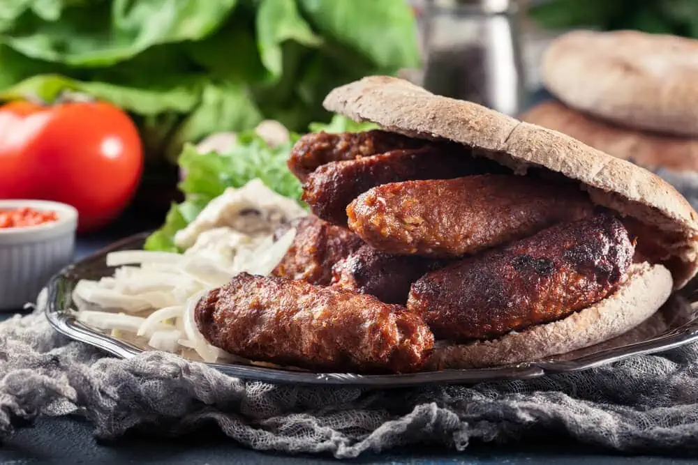 Chevapi of kebapi (gegrilde gehaktworstjes)