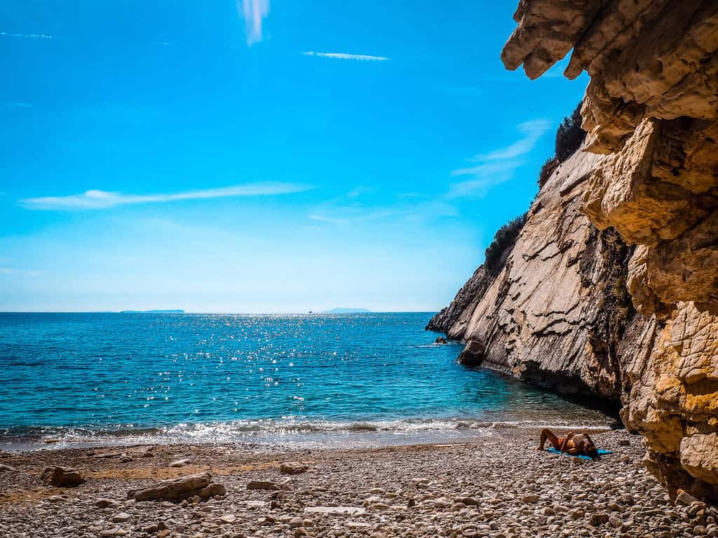 Filikuri Beach Himara Strand mit Felsen