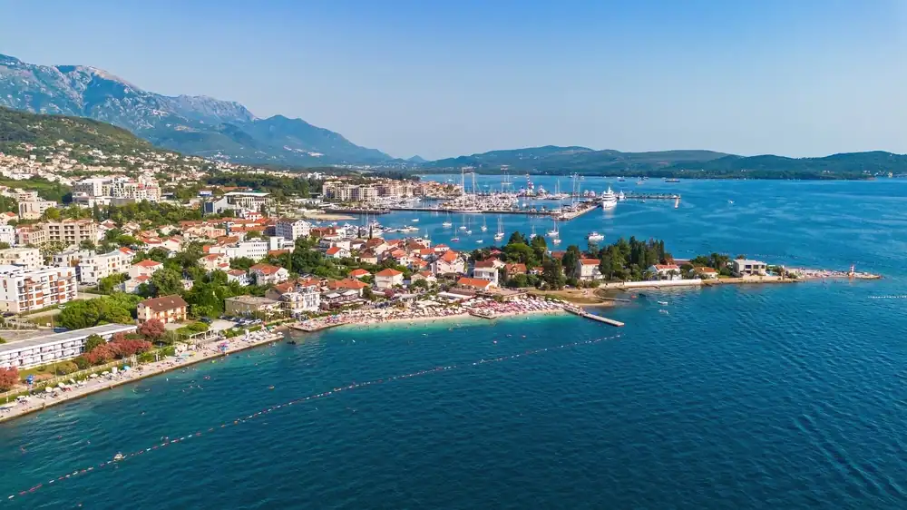 Luftaufnahmen Blick auf Porto Montenegro, ein luxuriöser Yachthafen in Tivat in der Bucht von Kotor, Montenegro