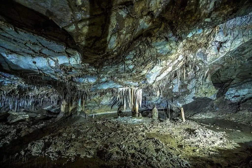 Verborgen grot in Albanië met stalactieten en stalagmieten, avontuur Albanië, fascinerende druipsteengrot, natuurwonder in het Balkangebergte.