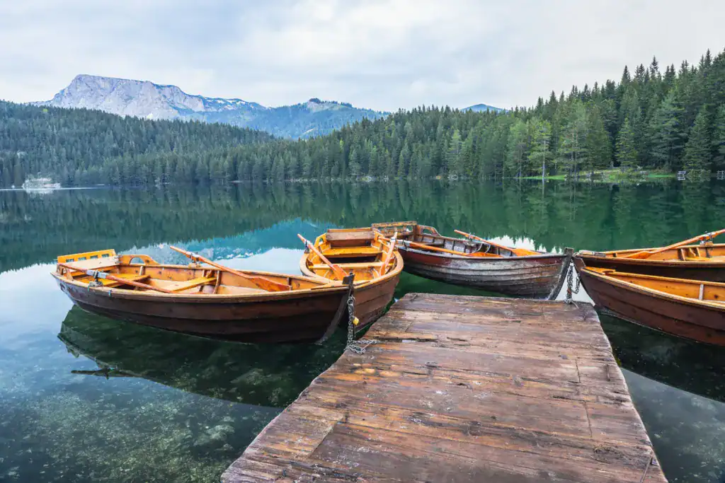 Schwarzer See mit Booten auf dem Berg Durmitor, Montenegro