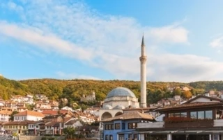 Prizren-Kosovo Panorama der Stadt mit Moschee am Fluss