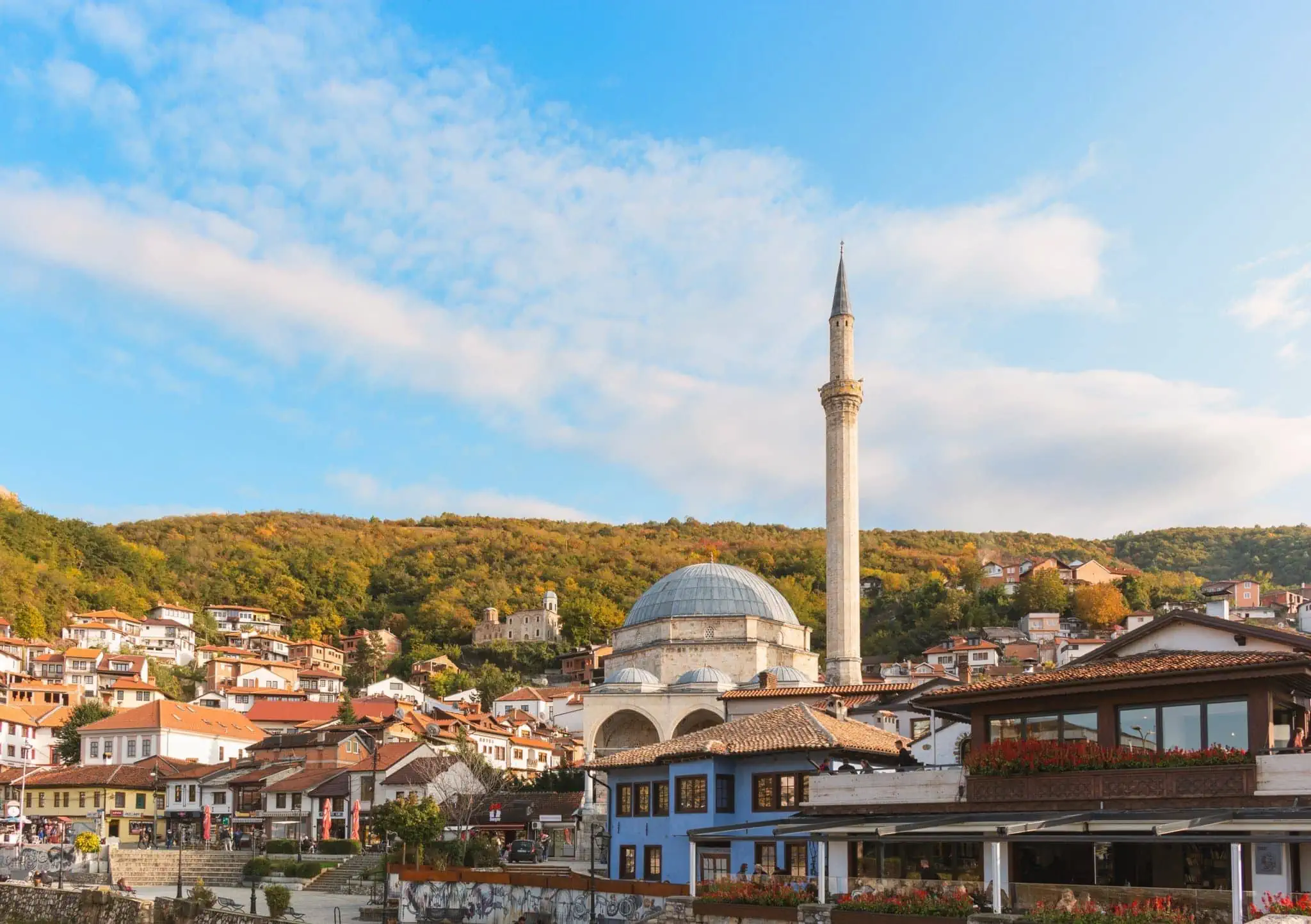 Prizren-Kosovo Panorama der Stadt mit Moschee am Fluss