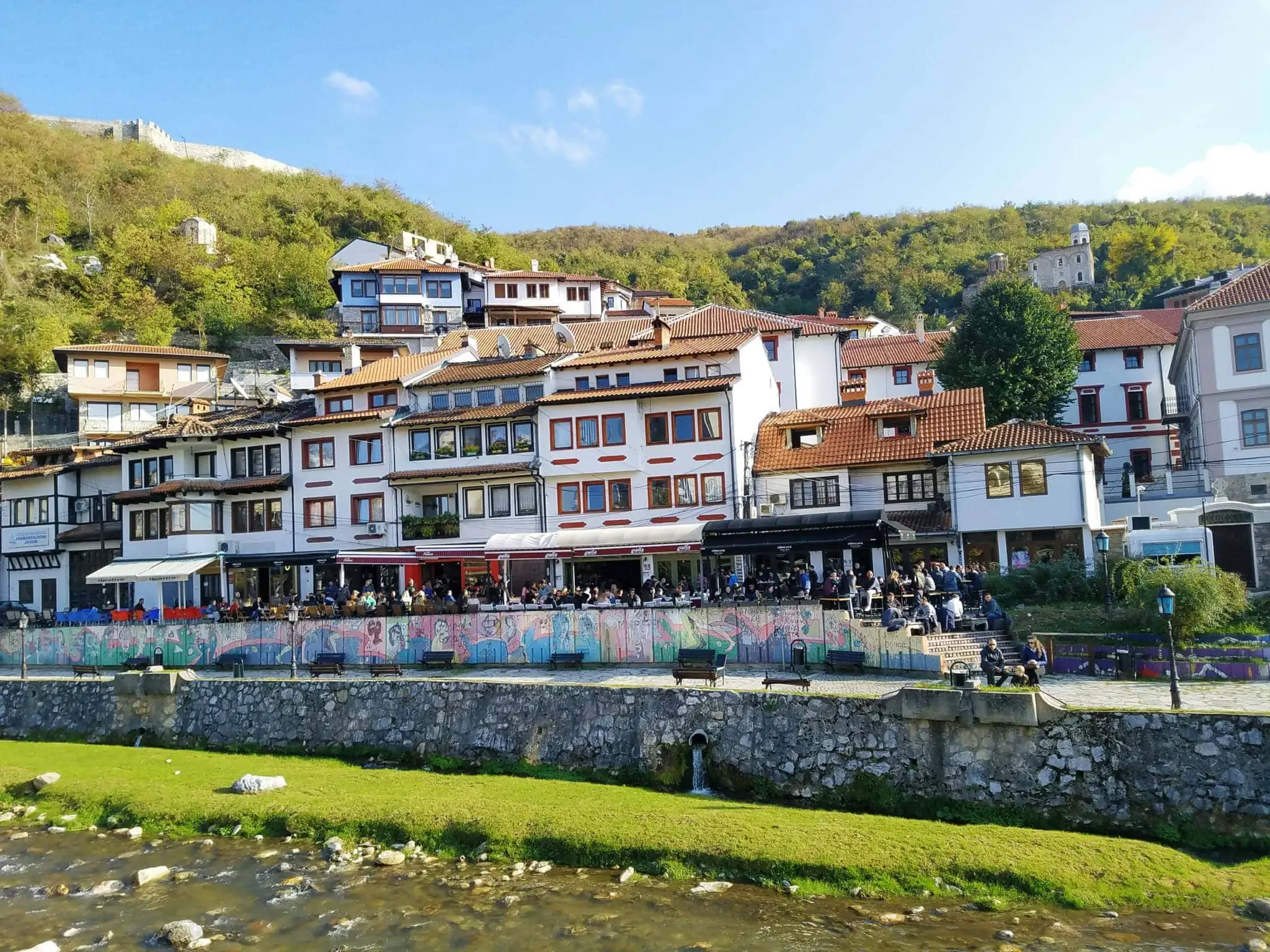 Kosovo Sehenswürdigkeiten . die Stadt Prizren am Fluss Bistrica