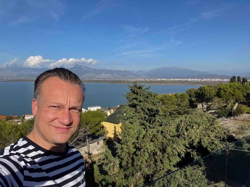 Het Shkodra-meer in Albanië met de stad Shkoder en bergen op de achtergrond