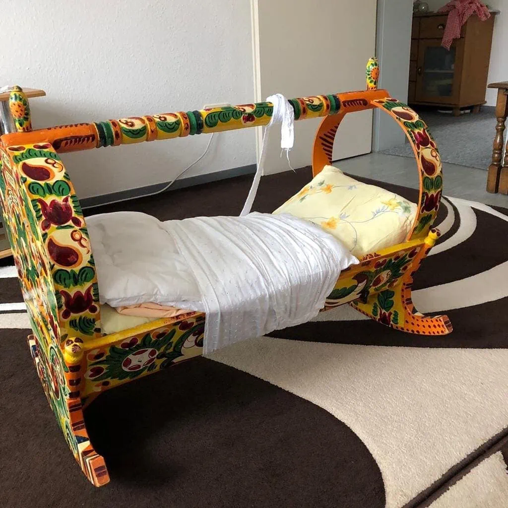 Wiege Gjakova Troff die Wiegenmacher - Die Kosovarische Tradition der Holzbearbeitung