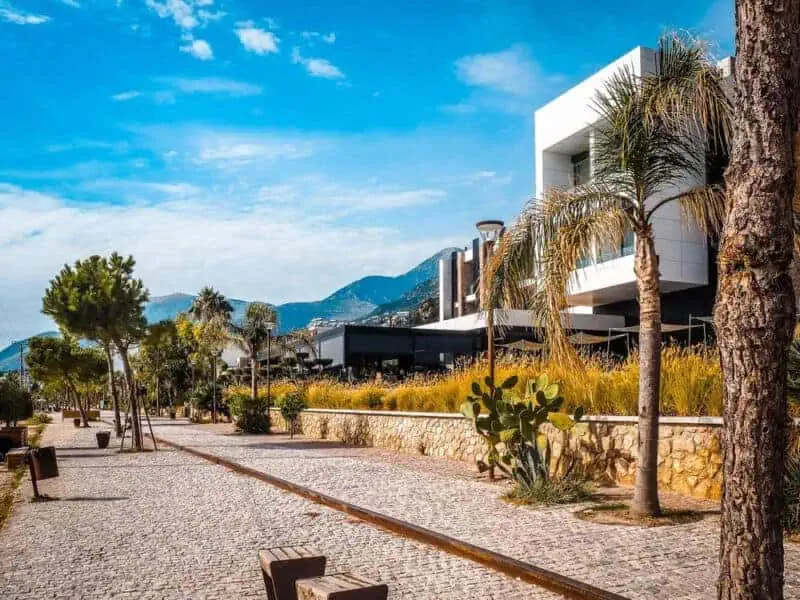 Dhermi-Albanië_Promenade met hotels