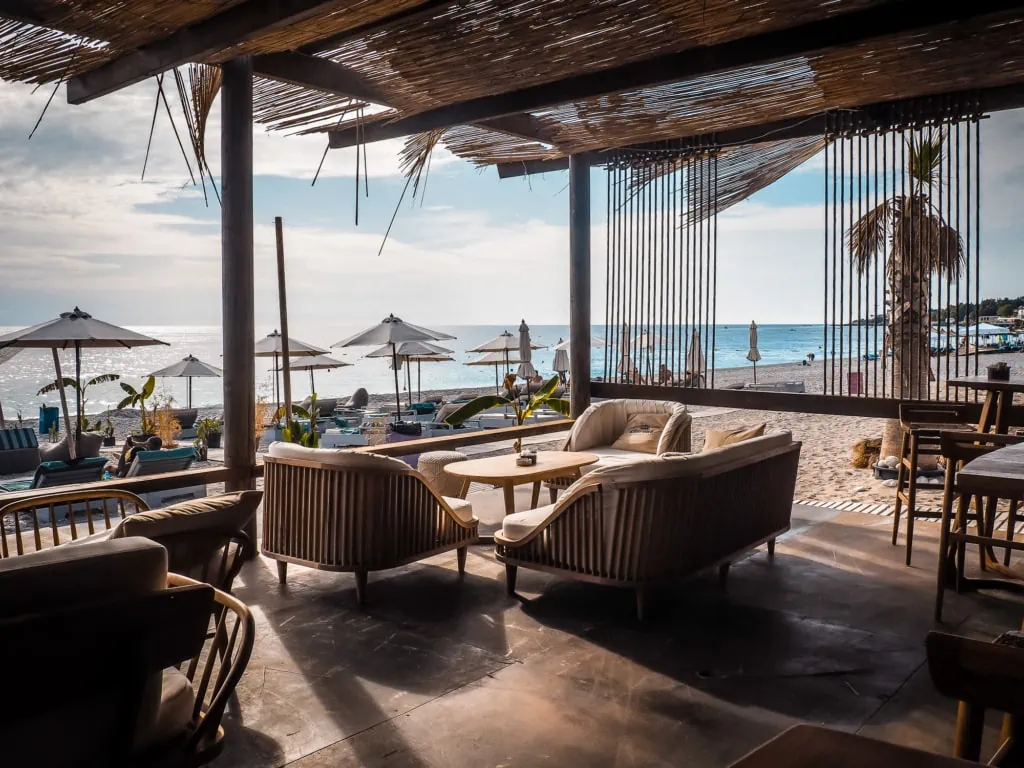 Dhermi Beach Restaurant mit Blick auf das Meer