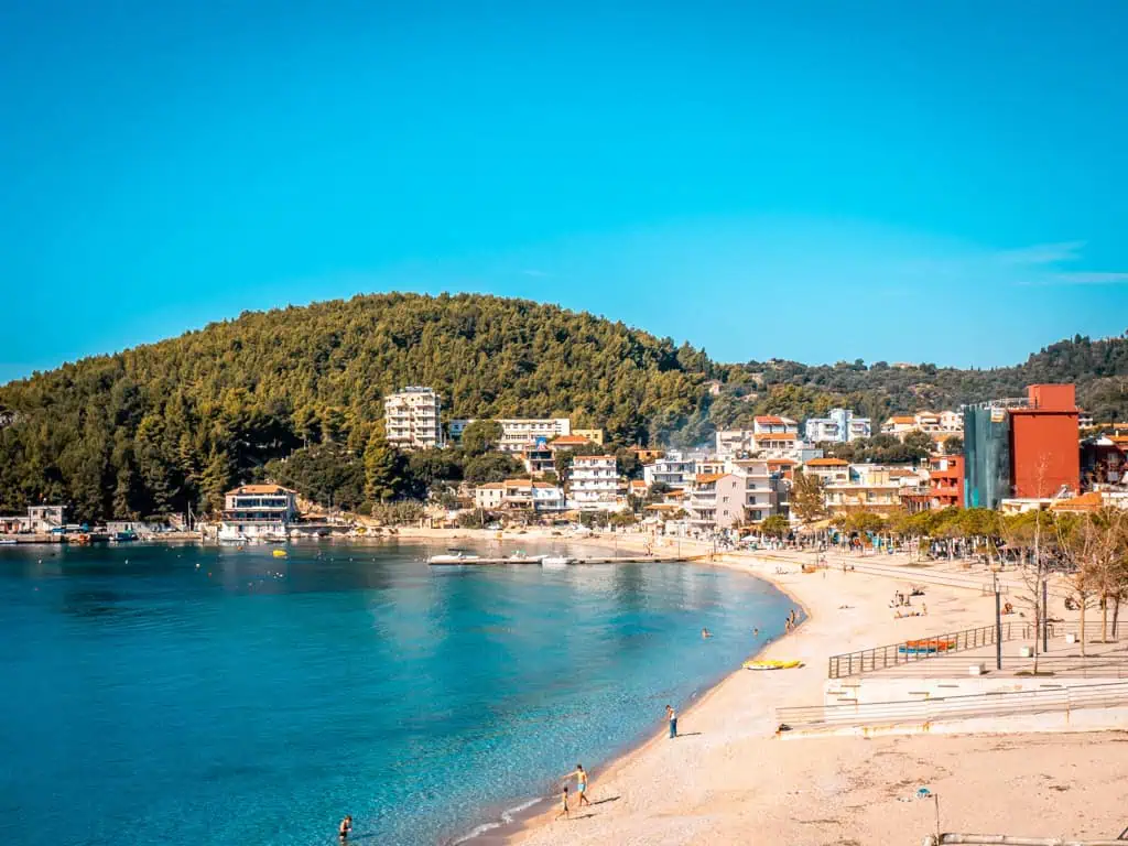 Himare strand - het hoofdstrand langs de boulevard