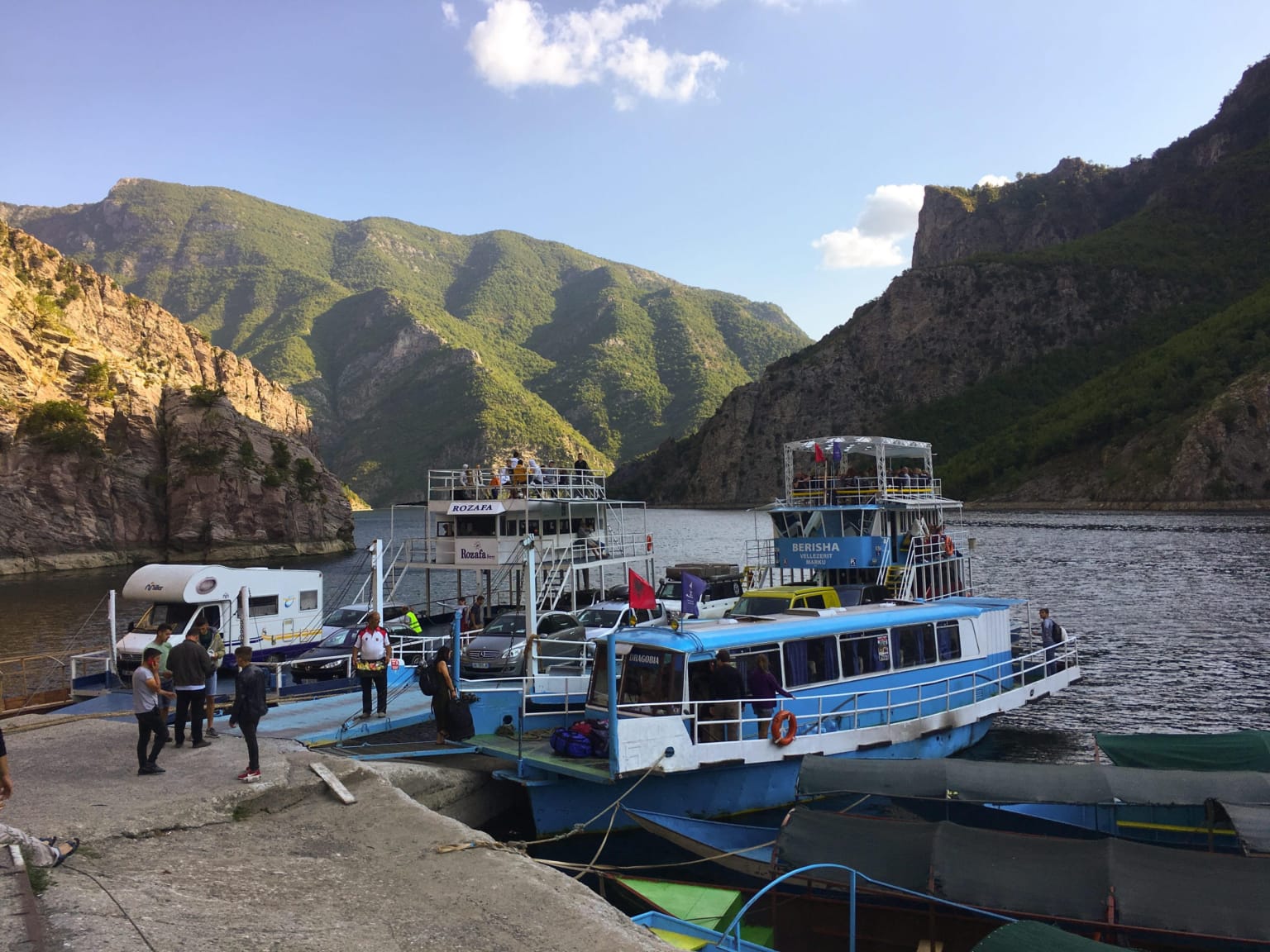 Koman Stausee Mit der Fähre über den Koman See Albanien