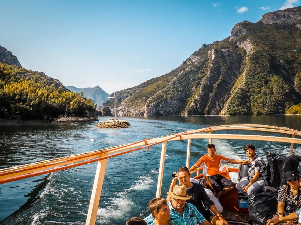 Koman stuwmeer veerboot door het fjordachtige landschap van het kunstmatige meer