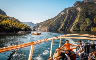 Crucero por el Achensee albanés con impresionantes paisajes de montaña y aguas cristalinas, ideal para aventuras en Albania y exploración de la naturaleza en Albania.