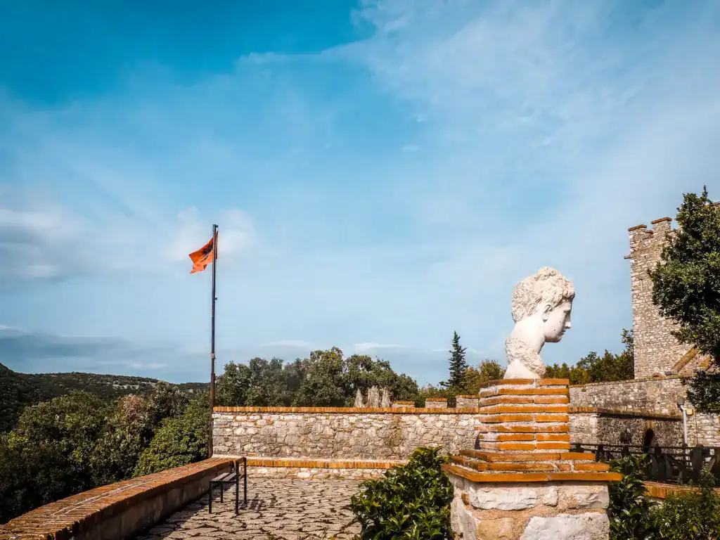 Ksamil-Albanien_Butrint-Nationalpark-jpg Antike Skulptur und albanische Flagge auf 