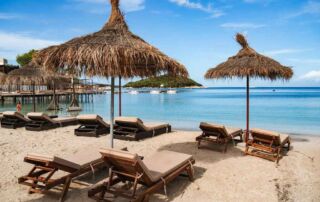 Sombrillas y tumbonas en la playa de Albania, perfectas para unas relajantes vacaciones junto al mar.