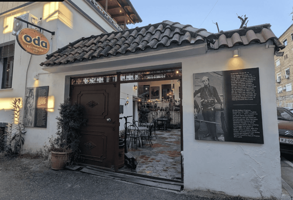 Oda Tirana Restaurant Außenansicht für traditionelles albanisches Essen