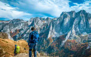 Senderismo alpino en los Alpes albaneses con impresionantes paisajes de montaña, ideal para los amantes de la naturaleza y el senderismo, la aventura y las actividades al aire libre en Albania.