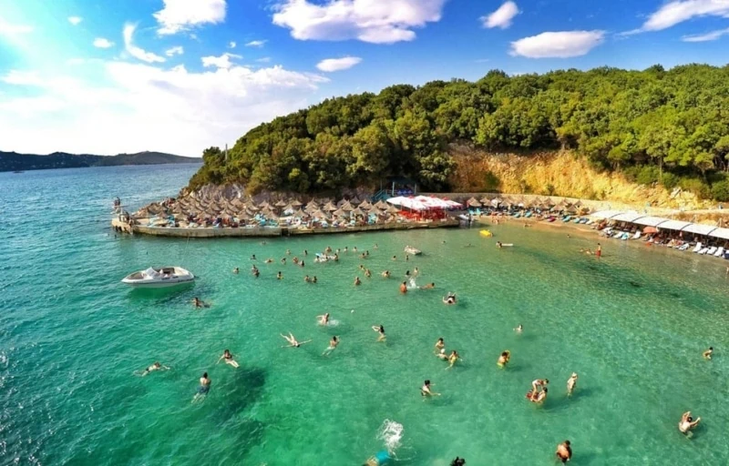 Pema e Thate Beach, Albanien mit Badegästen im türkisen Wasser