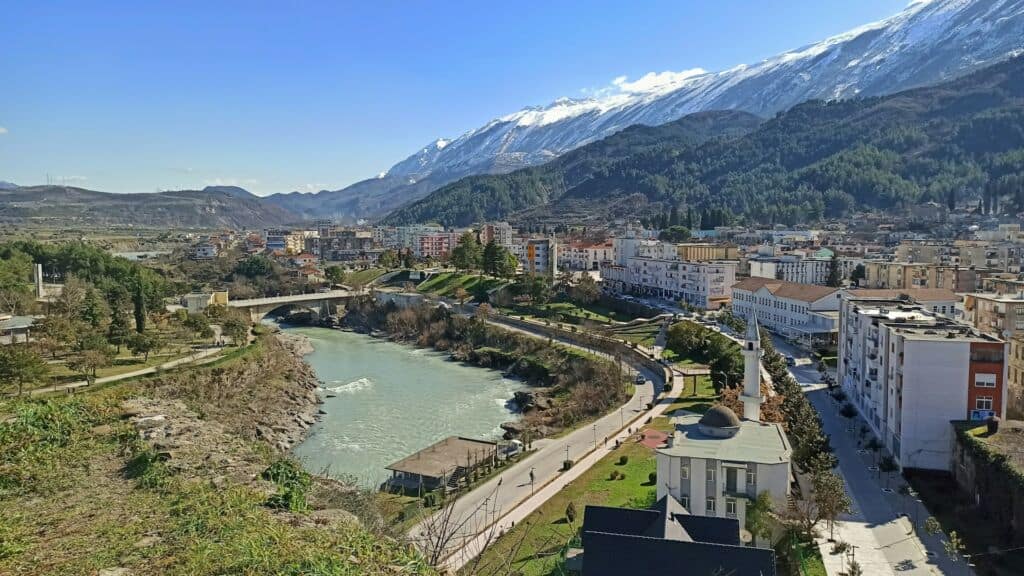 Përmet Albanien am Vjose Fluss