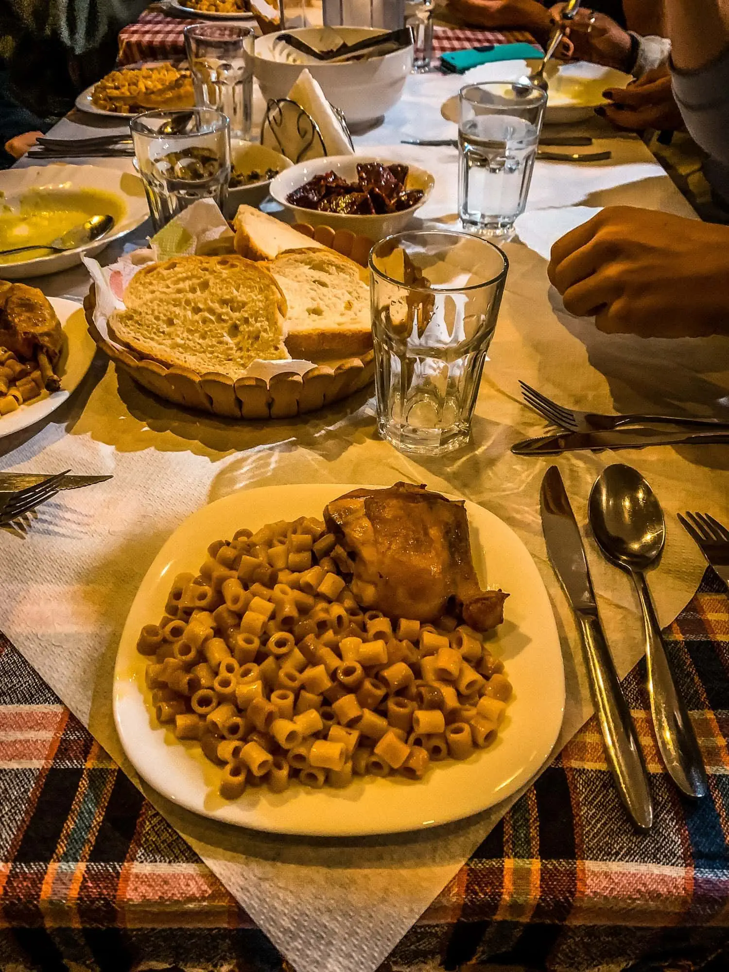 Diner in het pension in Teth op de Theth-Valbona wandeling