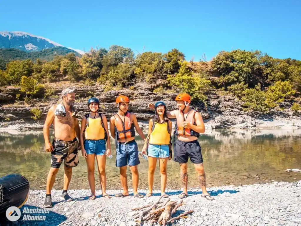5 mensen voor de rivier met boot om te raften