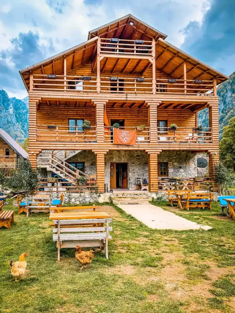 Gästehaus in Theth in den Albanische Alpen von außen