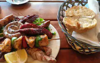 brochetas de carne con verduras a la parrilla, cocina albanesa, comida típica albanesa, comida tradicional, aventura albania.