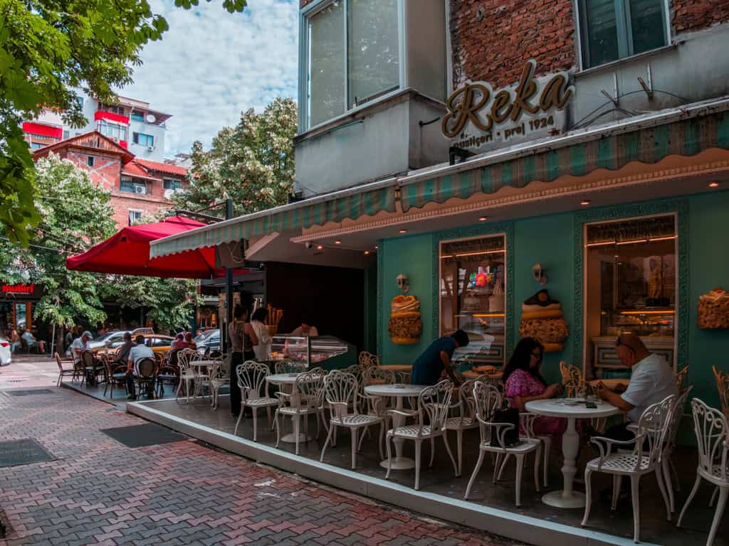 Eine belebte Straße im Stadtteil Blloku in Tirana, gesäumt von Restaurants und Bars