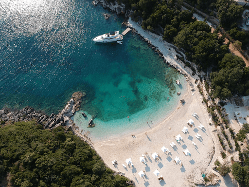 kep merli beach albanien aus der luft betrachtet