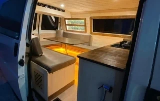 Gezellig modern busje met interieur voor avonturen in Albanië, perfect voor kampeerders en natuurliefhebbers.