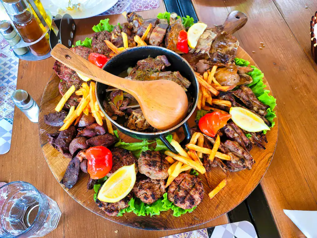 Traditionelle albanische Fleischplatte mit frischen Zutaten und Gemüse