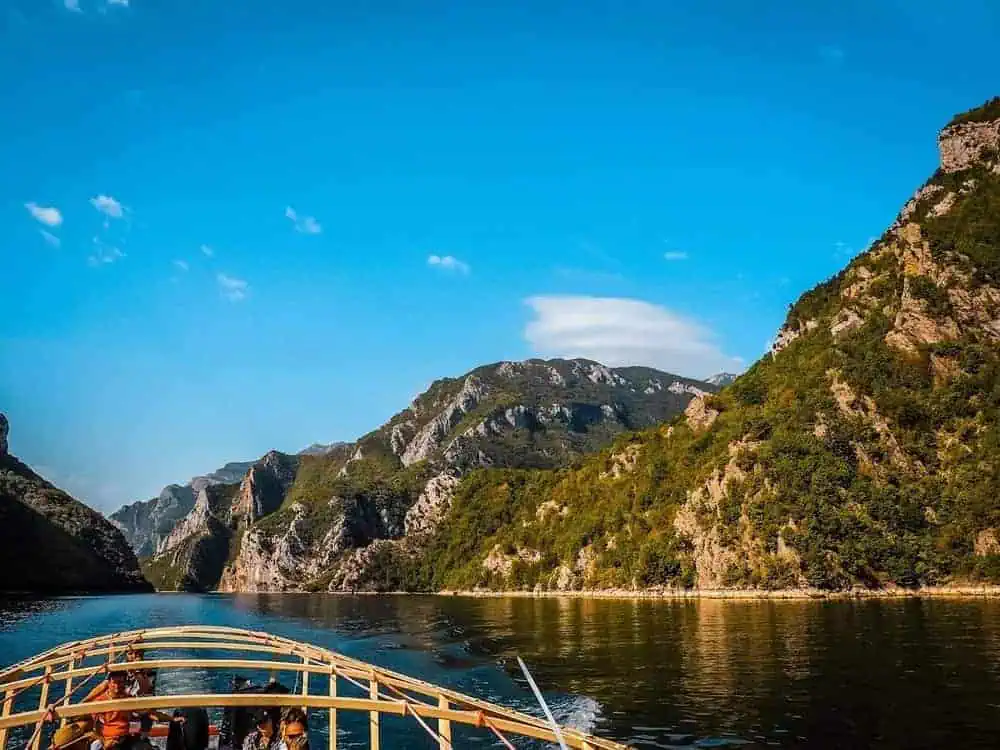 Koman See Bootsfahrt zwischen hochaufragenden Gipfeln