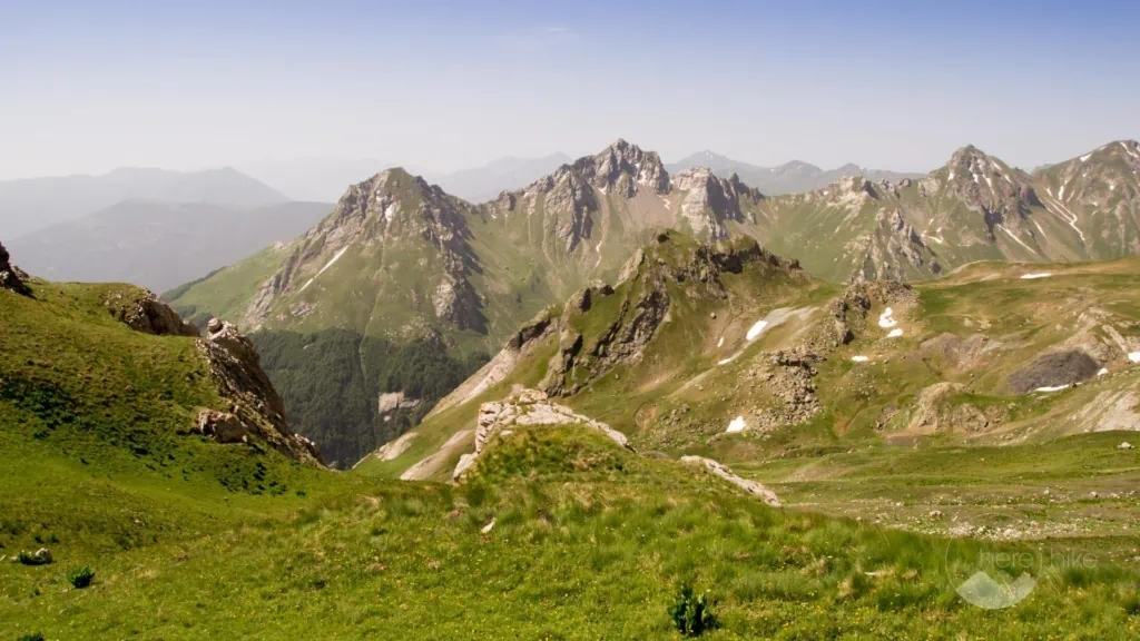 Korab is een bergketen in het oosten van Albanië en het westen van Noord-Macedonië die zich uitstrekt langs de grens tussen de twee landen.