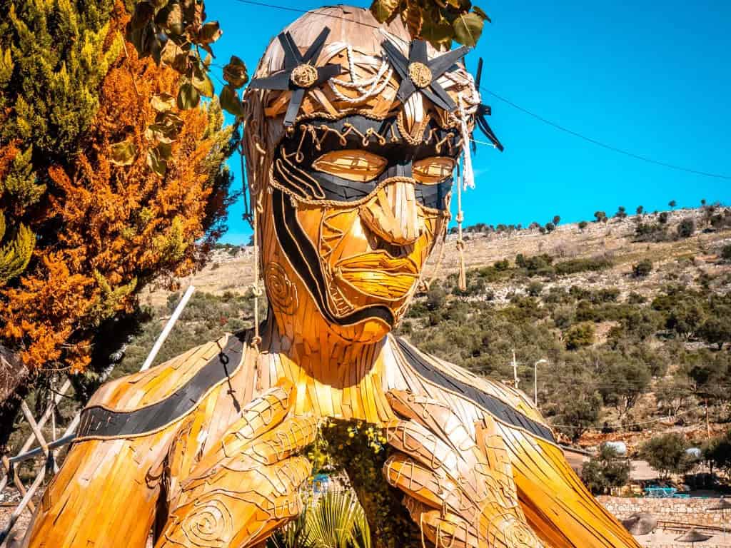 Ksamil Strände - Holzfigur am Zugang zum Strand