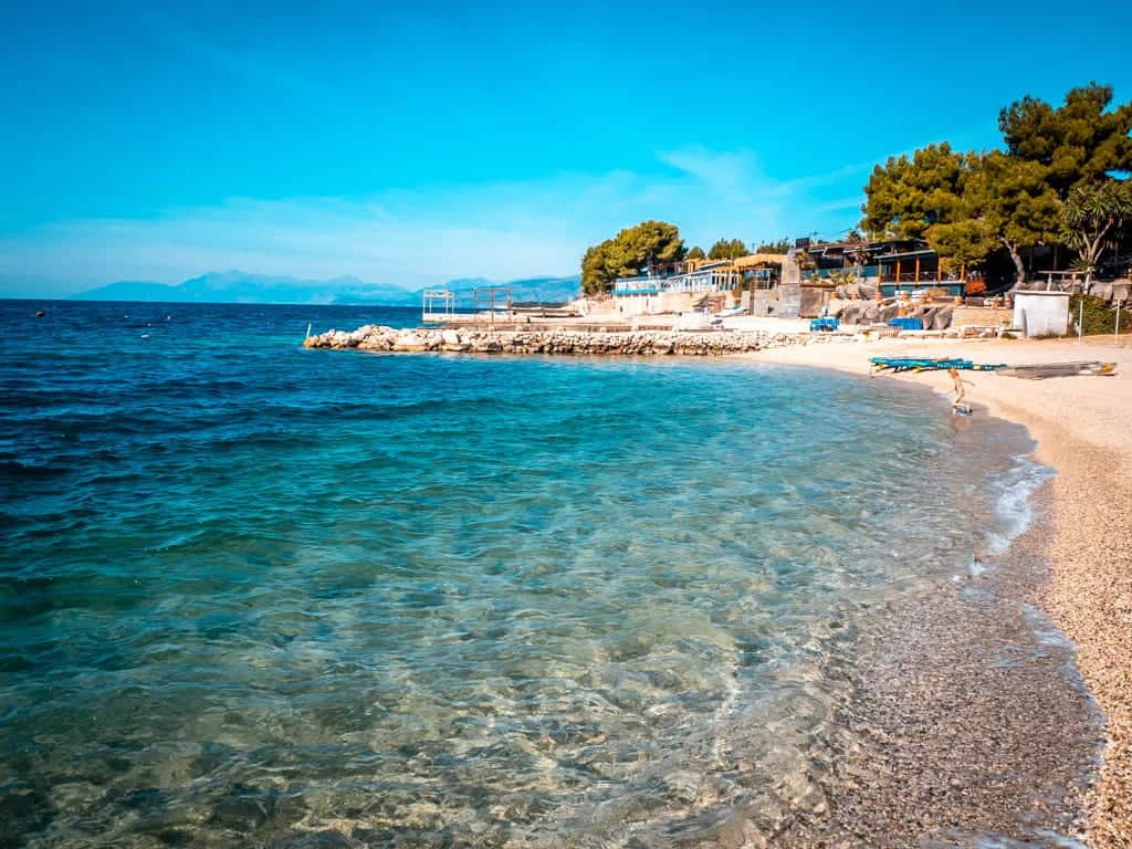 Ksamil Strände_Bora Bora Beach mit feinem weißem Sand und glasklarem Wasser